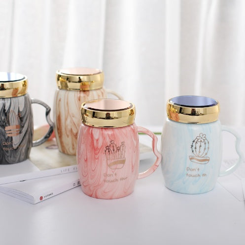 Marbling mug set with colorful designs and gold accents, perfect for stylish coffee lovers.