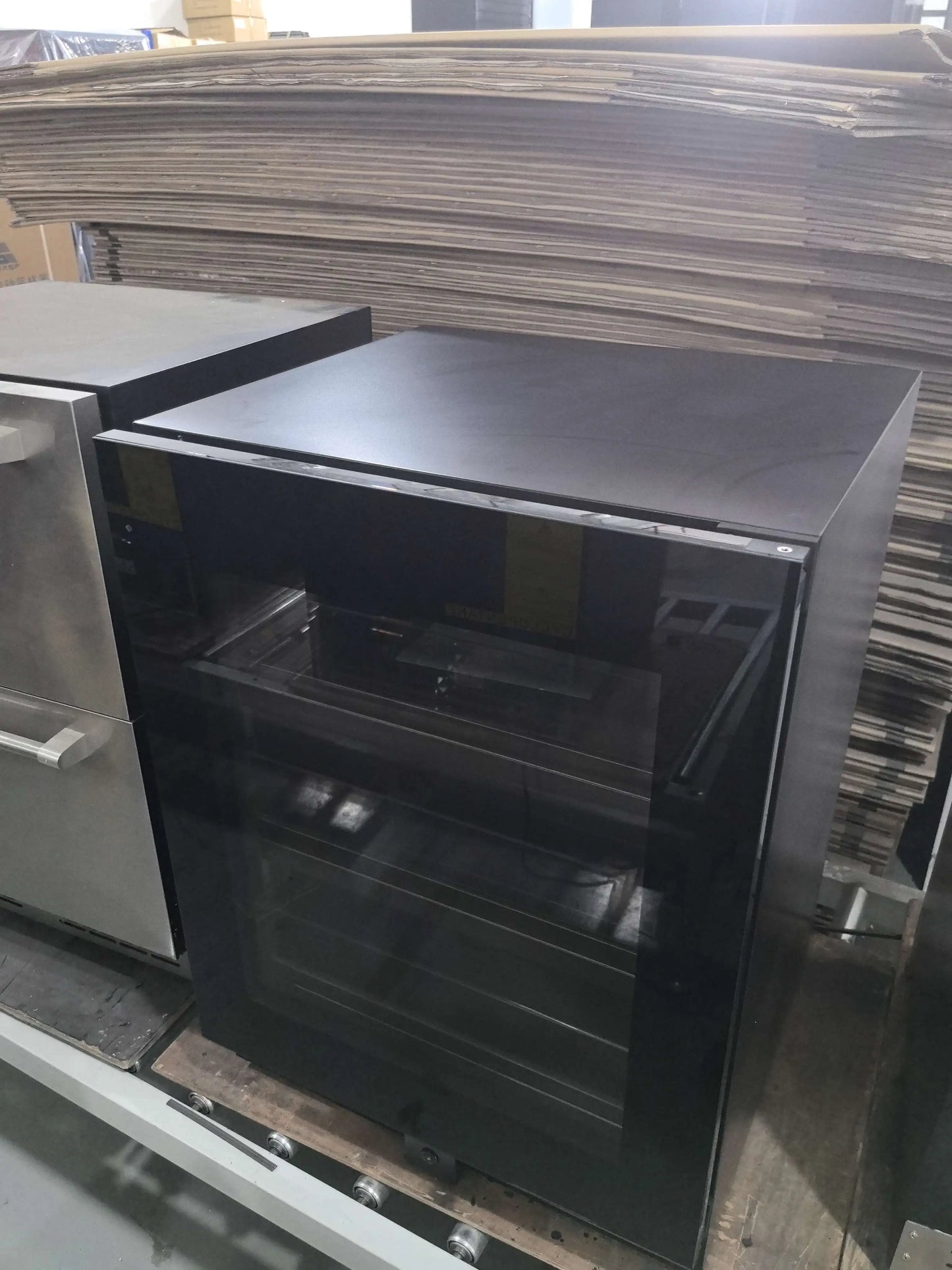 Factory Supply Black Color Beer Beverages Cooler 110L Stainless Steel Built-In Glass Door Refrigerator with Lock
