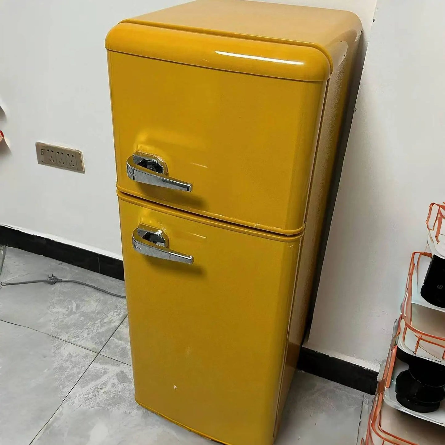 X Hot Selling High-quality 82L Retro Style Small Refrigerator, Top Freezing and Bottom Refrigeration Refrigerator