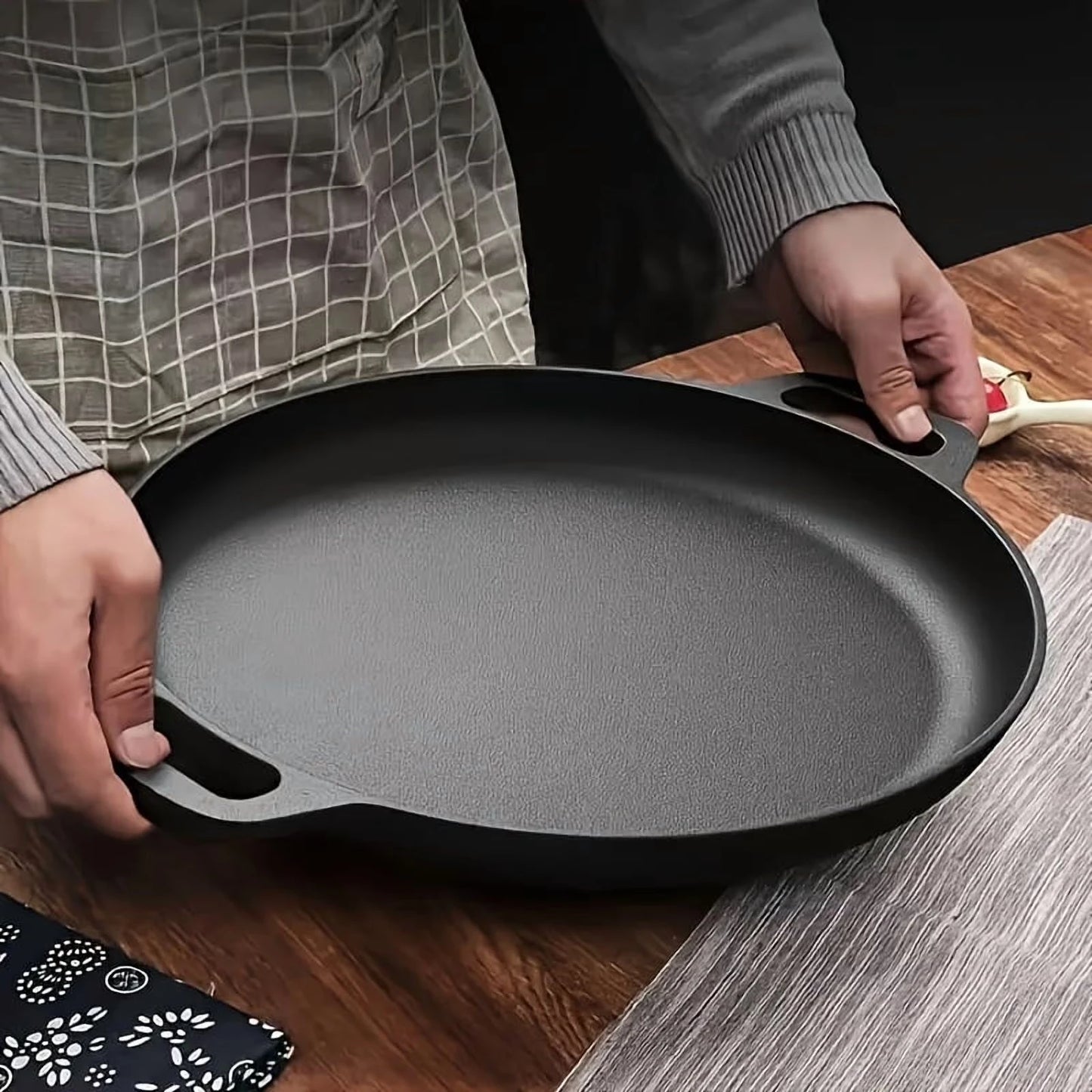 Multifunctional Cast Iron Skillet — Non-Stick Design, Ideal for Pizza, Grilling, and Pancakes — Compatible with All Stove Types